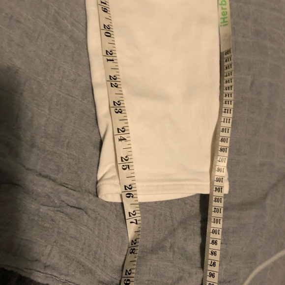 Madewell curvy high-rise skinn crop jeans in pure white: button-front edition 28 - Picture 7 of 8